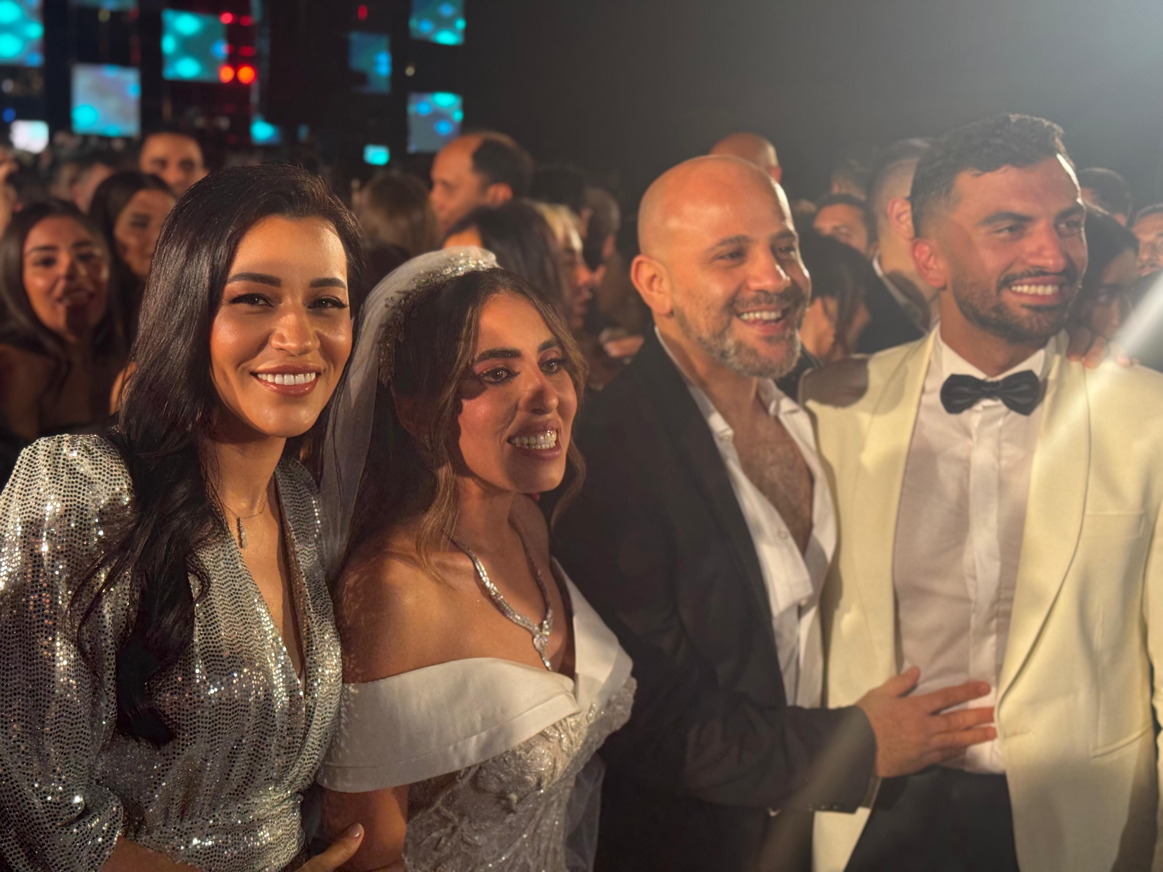 بتول عرفة مع العروسين