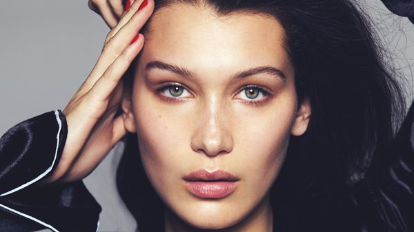 بيلا حديد تكشف عن مجموعة إكسسوارات عطرية أولى