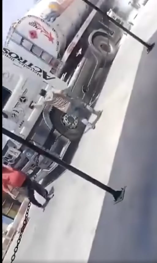 شهيد الشهامة سائق شاحنة البنزين فى العاشر من رمضان شهيد الشهامة سائق شاحنة البنزين فى العاشر من رمضان