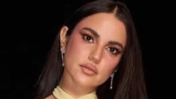 ملابس البحر.. درة تستعرض جمالها على الشاطئ