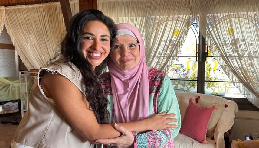 بقبلة على الرأس.. آية سماحة تعتذر لمشيرة إسماعيل في منزلها