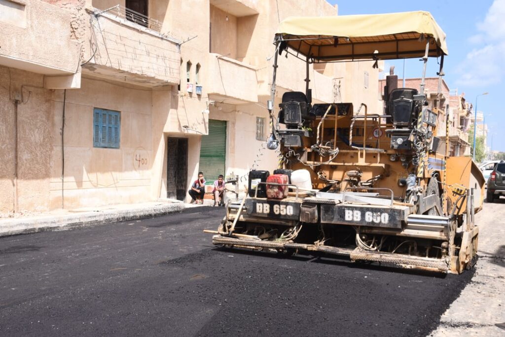 عمليات رصف الشوارع بمطروح