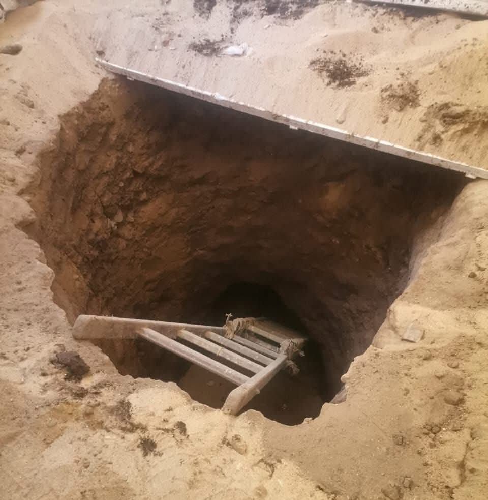 سلم استخدمته لجنة الآثار لفحص موقع التنقيب عن الآثار سلم استخدمته لجنة الآثار لفحص موقع التنقيب عن الآثار