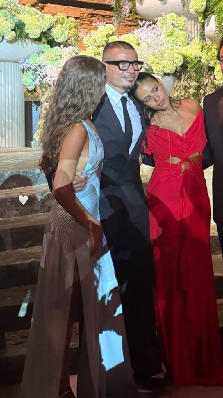 عمرو دياب مع ابنتيه كنز وجنا عمرو دياب مع ابنتيه كنز وجنا