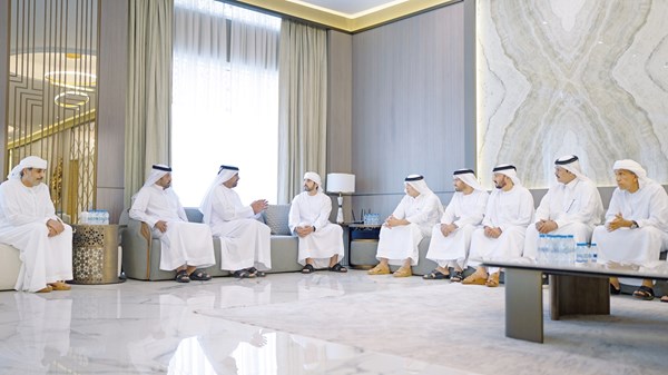 حمدان بن محمد وأحمد بن محمد يقدمان واجب العزاء في والدة راشد ثاني المطروشي