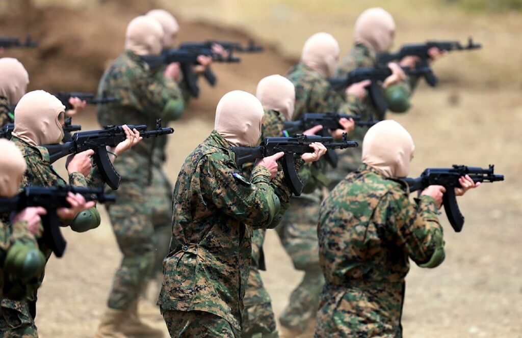 عدوى جنون ترامب ونتنياهو تصيب لبنانيين: من يمزح بقصة نزع سلاح المقاومة؟ - جريدة الأخبار