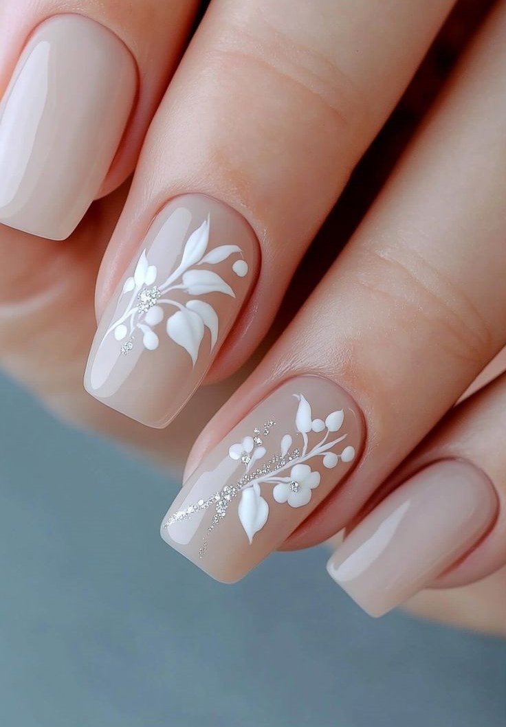 جمال العروس يبدأ من أناملها.. صيحات أظافر الزفاف لصيف 2025