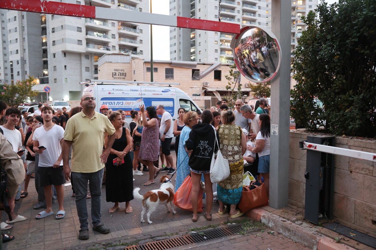 إسرائيليون في بتاح تكفا. (أ ف ب)