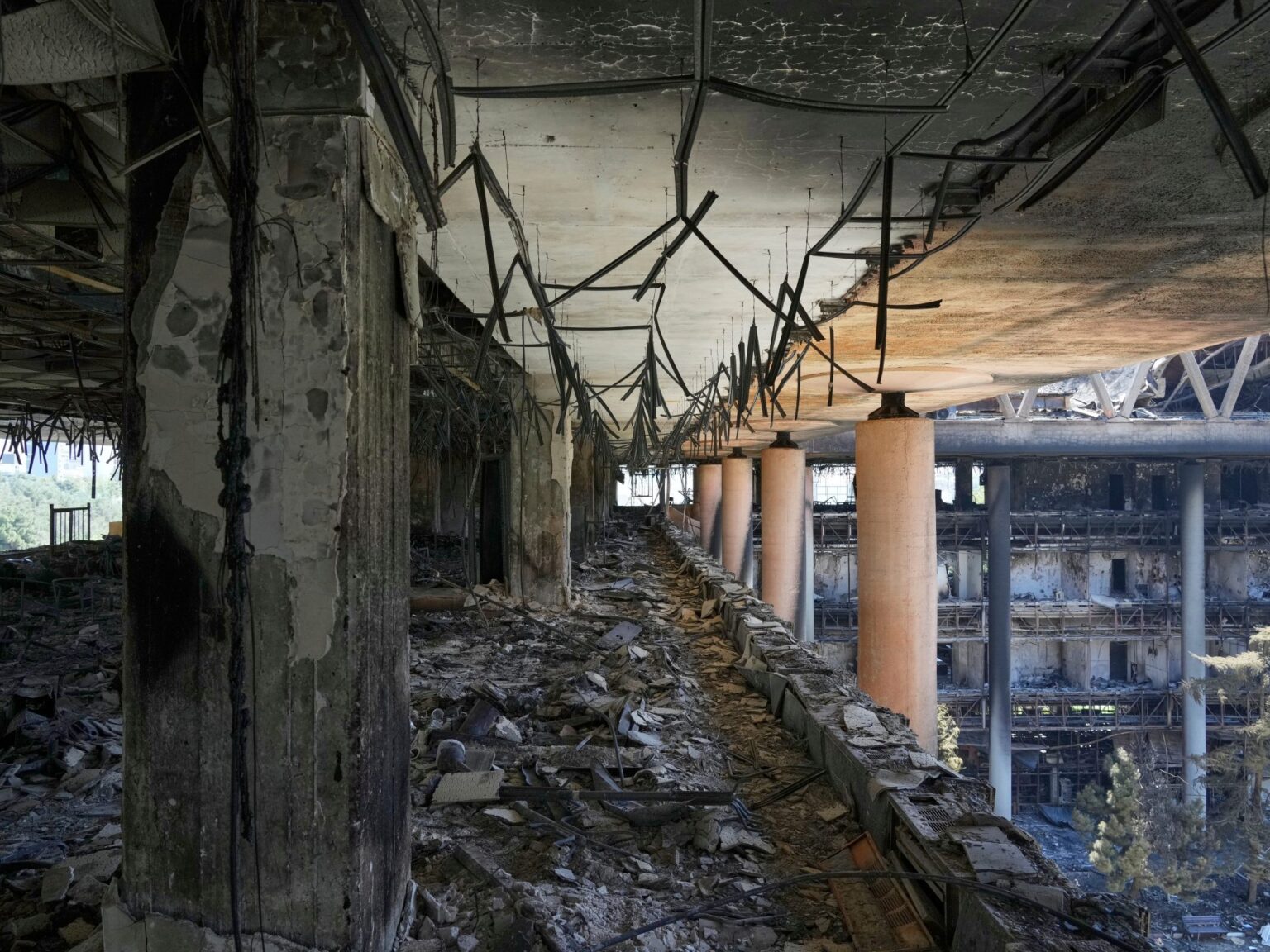 إسرائيل تستهدف إيران بعشرات الغارات وتغتال قادة عسكريين وعلماء نوويين | أخبار