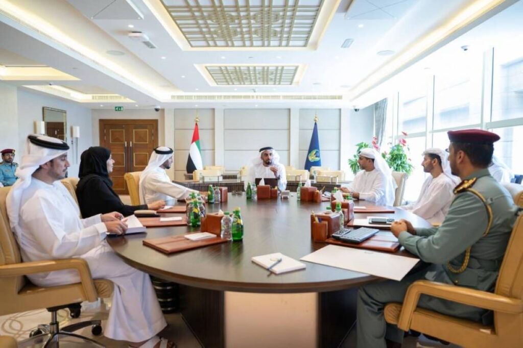 سيف بن زايد يطلع على عدد من مبادرات وتشريعات مجلس جودة الحياة الرقمية