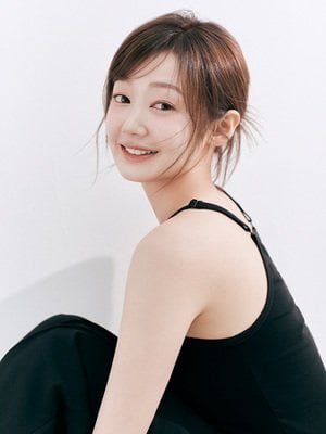 وقعت عضو الرقم السري السابق ليا عقدًا نموذجًا مع SNP Entertainment ، مثل Mizuki