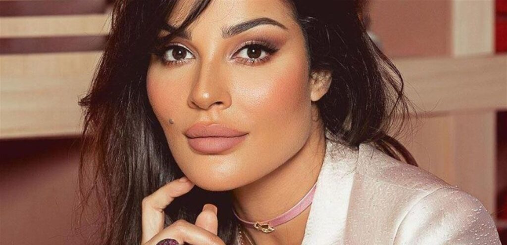 أشبه بقميص نوم.. نادين نجيم تثير تفاعلًا واسعًا بصور جريئة على إنستغرام أشبه بقميص نوم.. نادين نجيم تثير تفاعلًا واسعًا بصور جريئة على إنستغرام