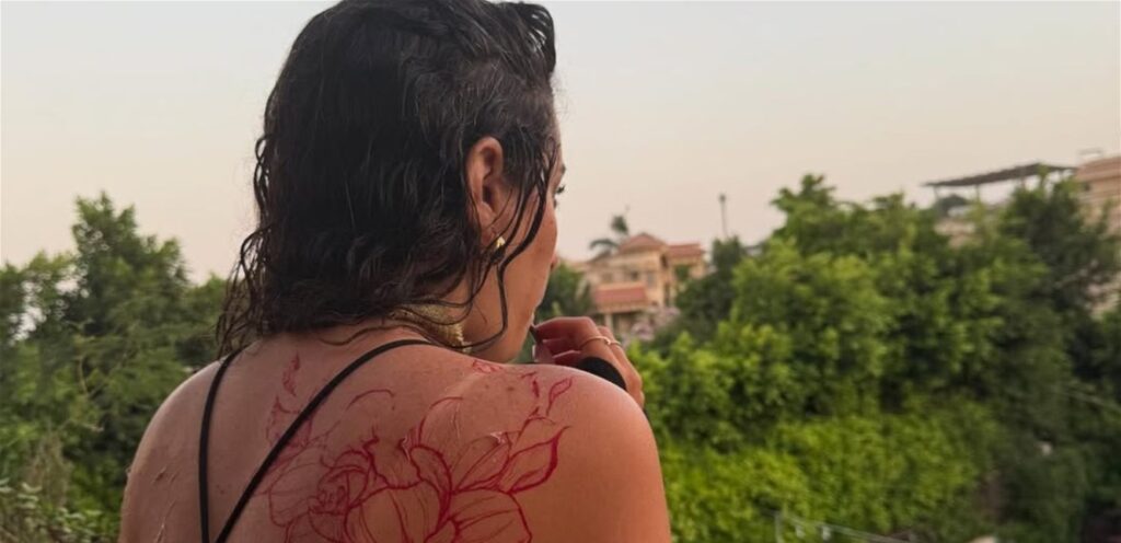 مدت لسانها وغطت جسدها بـ"وشوم الحنة".. فنانة شابة تُثير الجدل بجرأتها شاهدوا الصور – Lebanon 24 Doc-P-1379829-638860907427889806.jpg