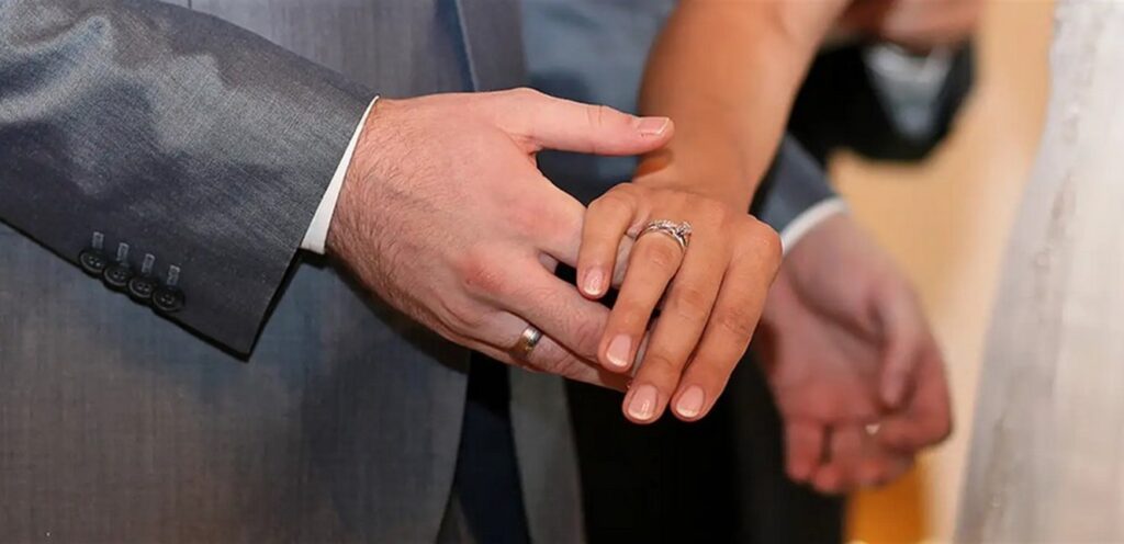 فنانة شهيرة تكشف عن ارتباطها بشخص من خارج الوسط الفني وقرب زواجهما (صورة) Doc-P-1379879-638860982491445815.jpg