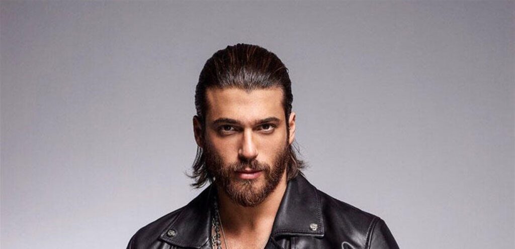 احتضنها وقبلها أمام الجميع.. النجم التركي الشهير يُثير الجدل بحركاته الجريئة مع حبيبته الجديدة (فيديو) احتضنها وقبلها أمام الجميع.. النجم التركي الشهير يُثير الجدل بحركاته الجريئة مع حبيبته الجديدة (فيديو)