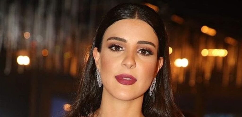 إطلالة بيضاء تسرق الأضواء.. ملكة جمال لبنان السابقة تتألق بفستان ضيّق شاهدوا الصور إطلالة بيضاء تسرق الأضواء.. ملكة جمال لبنان السابقة تتألق بفستان ضيّق شاهدوا الصور