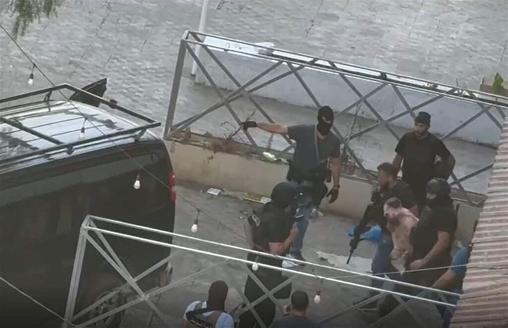 مطوّق بالسلاح والعناصر.. فيديو للحظة القبض على "ناصر رومية"