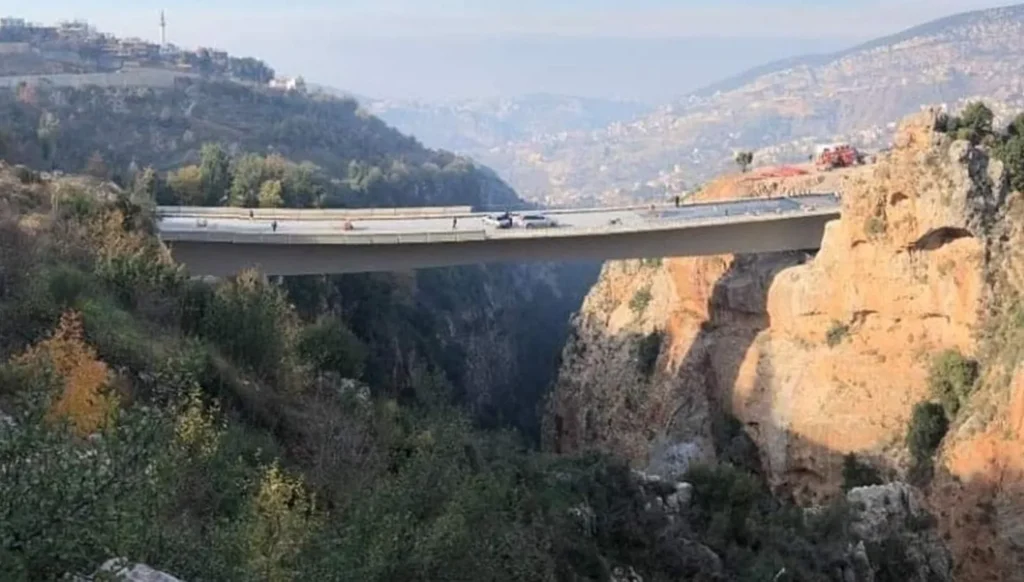 بالفيديو - شبان عالقون تحت جسر نمرين في الضنية يوجهون نداء استغاثة