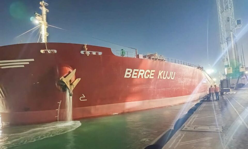 استقبال ميناء السخنة لسفينة صب جاف