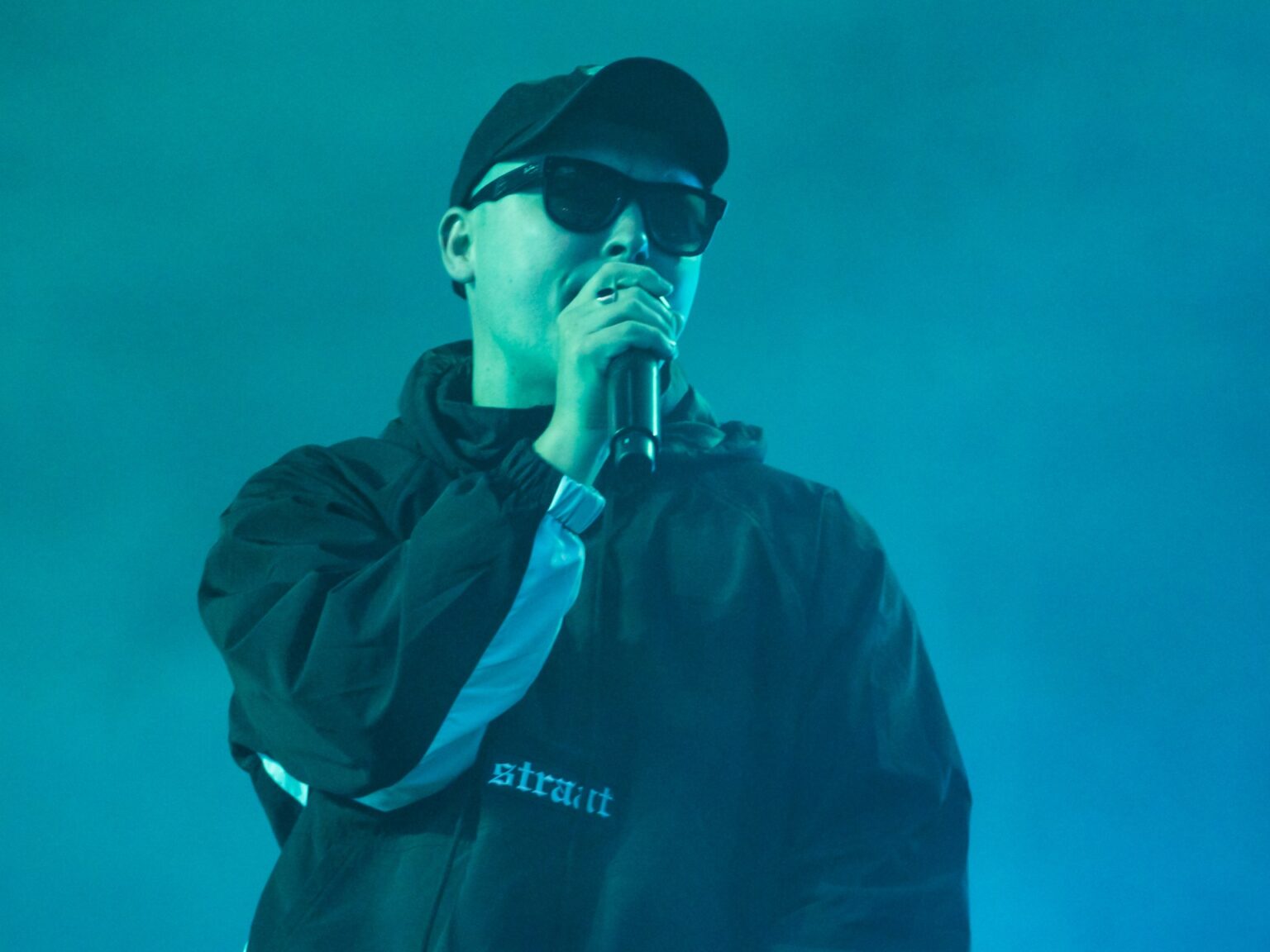 بتهمة تأييد "حزب الله".. مغنّ من فرقة "نيكاب" الأيرلندية يمثل أمام القضاء البريطاني | فن