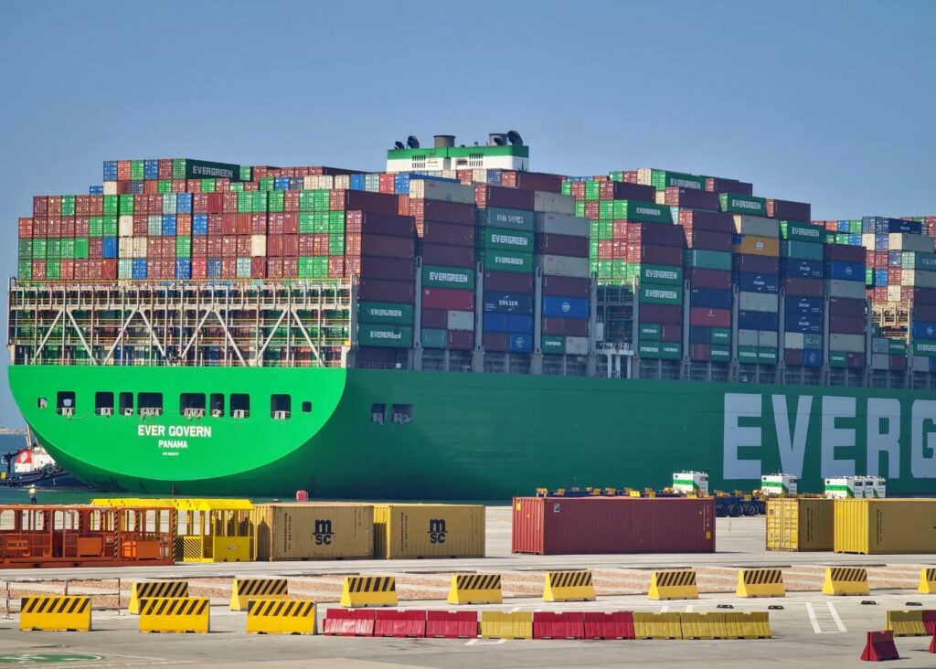 لأول مرة.. ميناء أبو قير يستقبل سفينة الحاويات العملاقة Ever Govern ميناء أبو قير