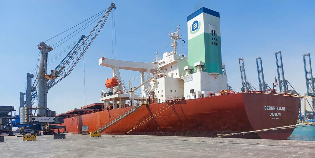 استقبال ميناء السخنة لسفينة صب جاف