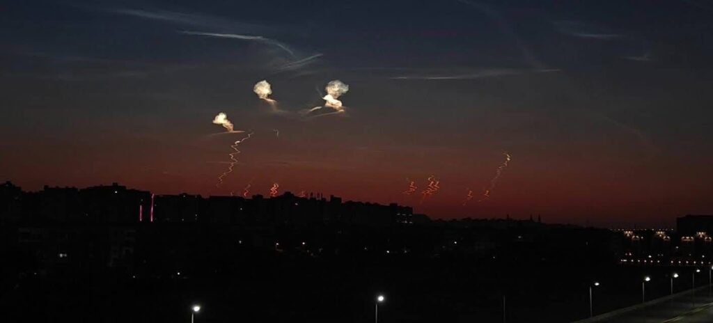 أدخنة غريبة في سماء مصر تثير الذعر بالتزامن مع تصاعد حرب إيران وإسرائيل أدخنة غريبة في سماء مصر تثير الذعر بالتزامن مع تصاعد حرب إيران وإسرائيل