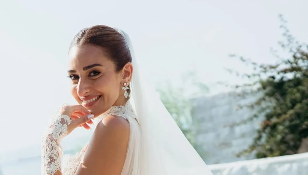 امينة خليل تتألّق بفستان زواج دانتيل في زفافها الثاني في أثينا