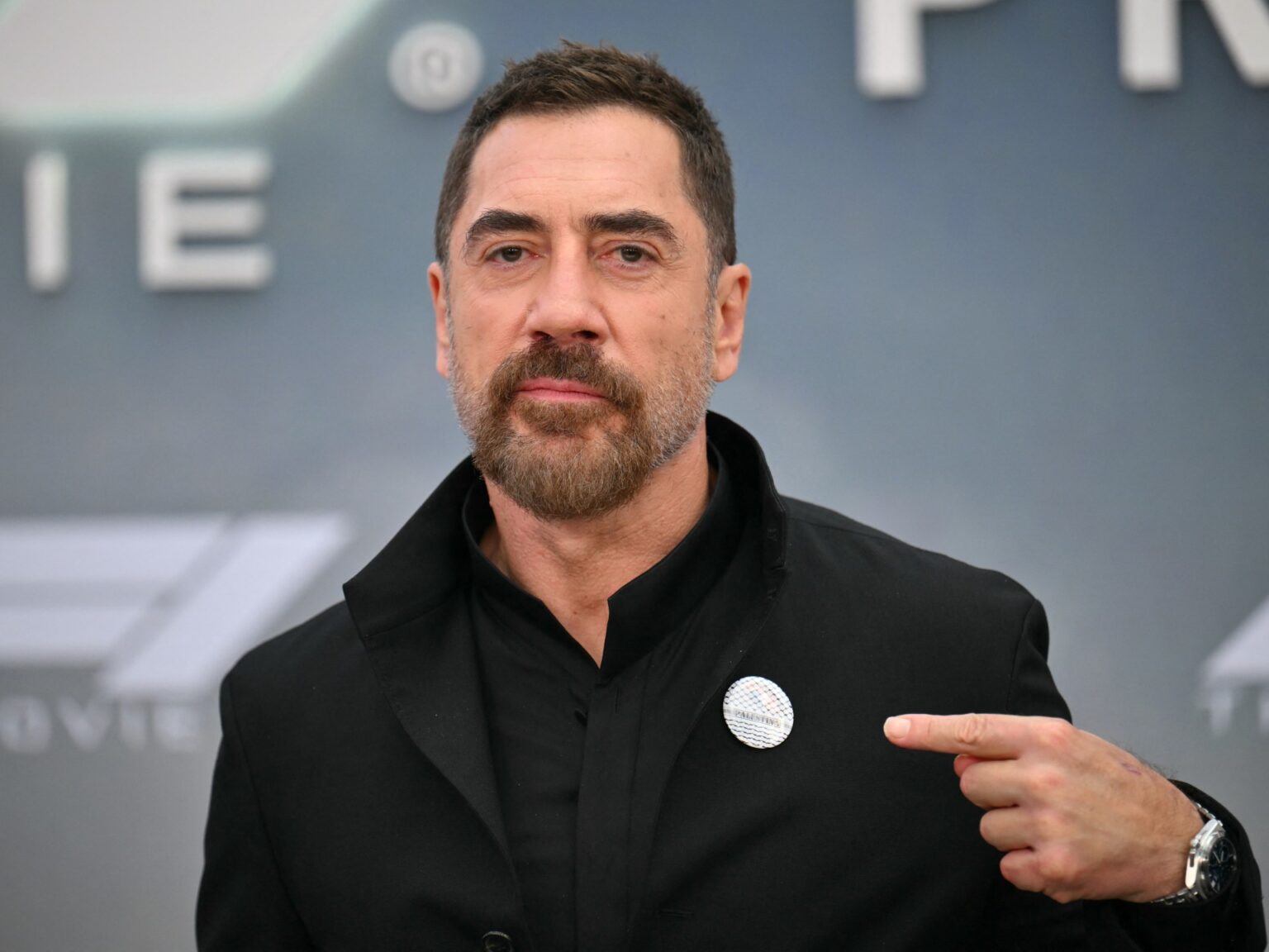 "فاصل إعلاني" يقطع حديث بارديم عن غزة.. ونجم "إف 1" يكرر تضامنه من على السجادة الحمراء | فن