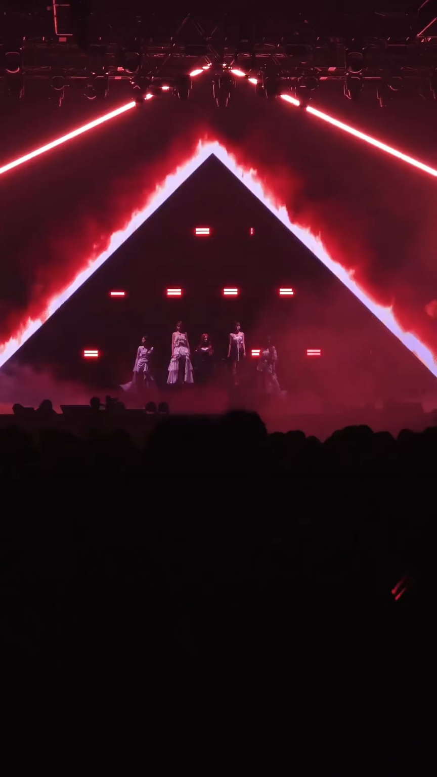 250608 le sserafim tiktok تحديث - أريدك أن تتوقف عن الوقت @ 2025 le sserafim جولة 'Easy Crazy Hot' في Kitakyushu Day 2