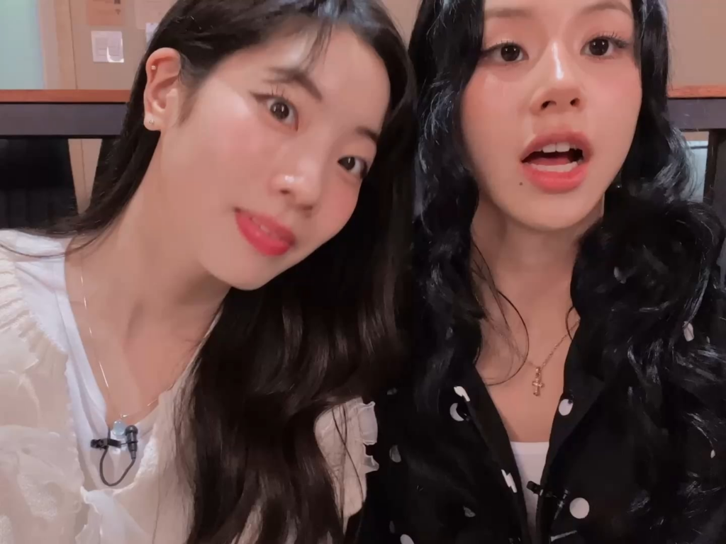 250606 - ذهب تاريخ Dahyun و Chaeyoung بشكل جيد!