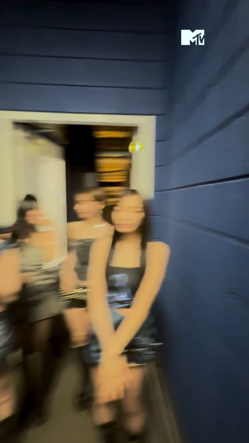 250629 MTV UK Tiktok Update مع AESPA - Ningning قائلة إنها "تأكل أولاً ، دائمًا" و Karina تعرف على كلمة "Chinwag" 😭 نحن نحب هذه الملكات كثيرًا - لقد اكتشفنا ASPA قبل أدائهم في Smtown مباشرة في لندن ، نتحدث عن عملهم الجديد القذر ، الرسل التقليدي المفضل لديهم ...