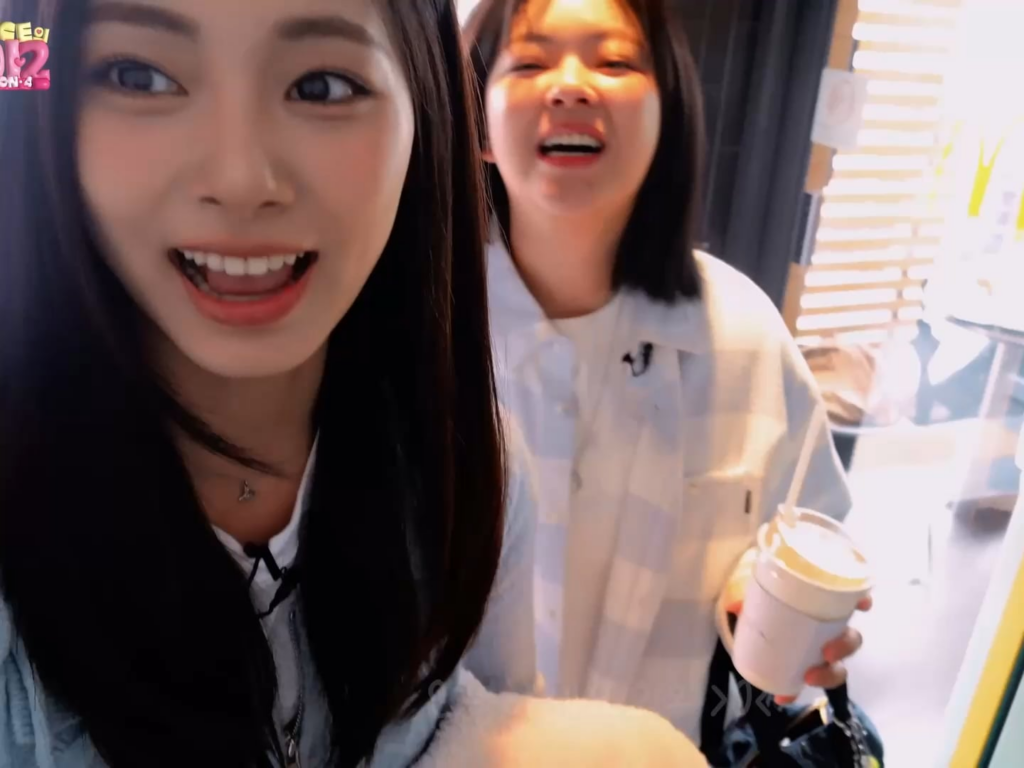 250530 - Tzuyu و Jeongyeon يبحثان هذا بشكل جميل من المقدمة
