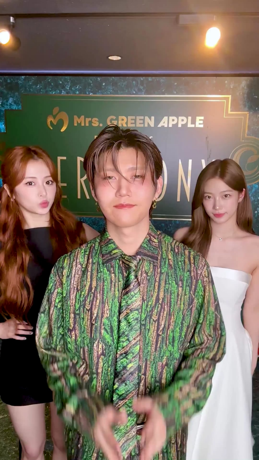 250624 Huh Yunjin & Kazuha مع السيدة Green Apple Wakai Hiloto - مختلفة (تحدي الرقص)