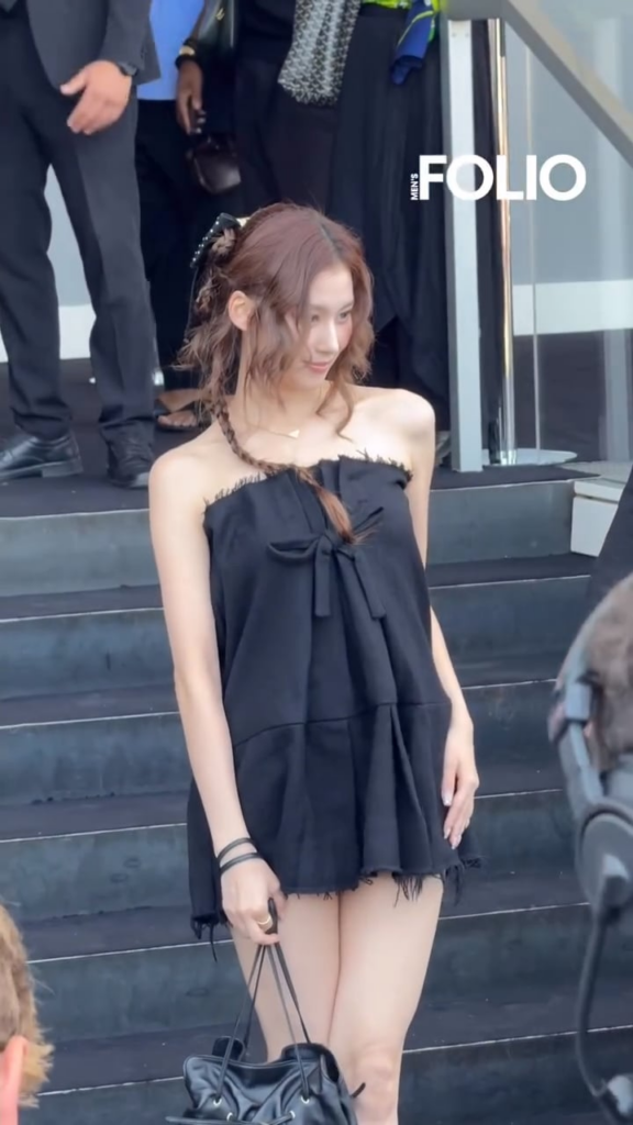 250623 Mensfolio Instagram Update - يقول الجميع معنا: Okaeri @m.by__sana !!! 💗 The Prada Ba عاد إلى عرض الرجال #SS26 للمنزل في ميلانو اليوم لا يبدو أقل من "خجول خجول" في كل مكان. لأنه كما قال Jungyeon: "أه ... إنها فريدة من نوعها حقًا". وبصراحة؟ لا يمكننا الاتفاق أكثر