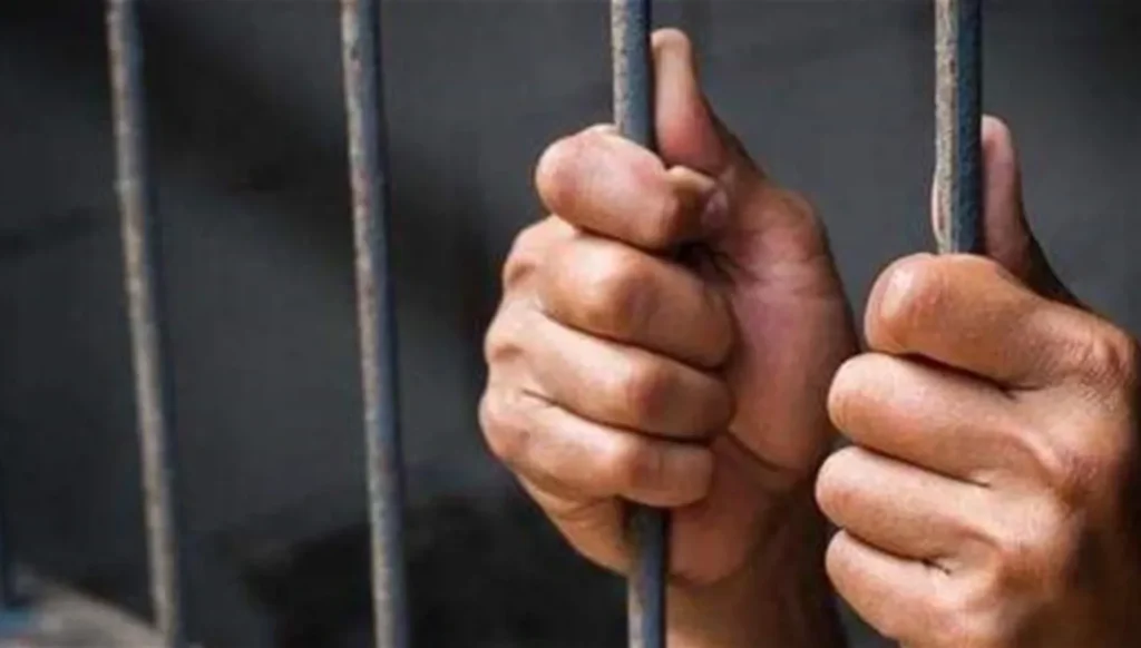 تخزين أسلحة وتهريب... من هو المختار الذي أوقف في لبنان؟