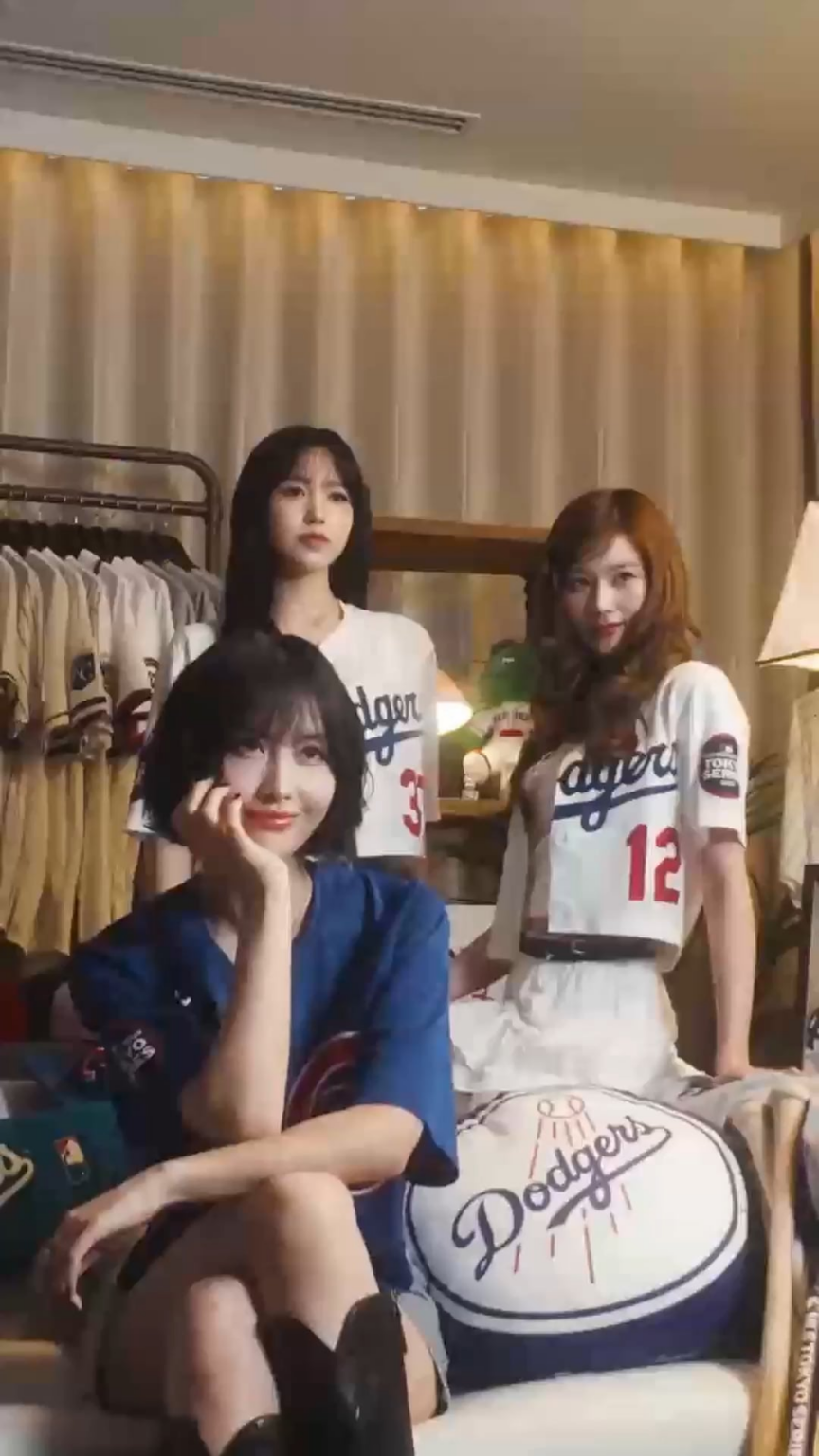 250531 - Misamo (Mina ، Sana and Momo) يبدو رائعًا لـ MLB Japan