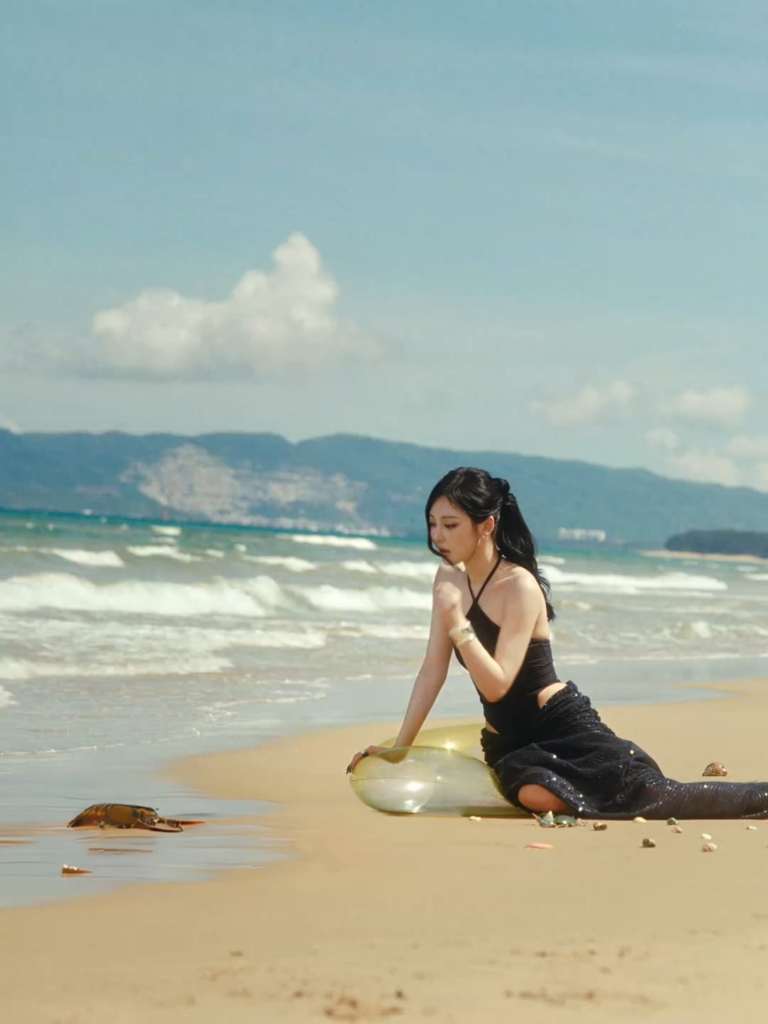 250610 Vogue China Weibo Update with Ningning - في مشهد الهروب لـ #VogueseasideHiday ، التقيت @ningx2 عن طريق الصدفة ، والملاكمة مع الكركند على الشاطئ. بدا الأمر وكأنه مطابقة لذيذة ولكنها لا تناسق #VogueVacation