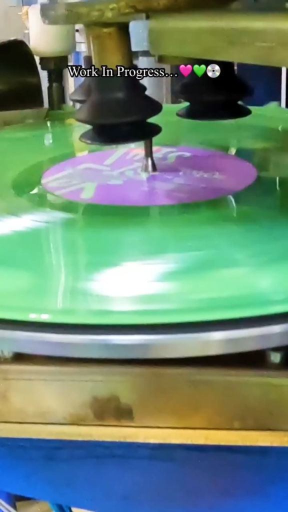 250620 تحديث Tiktok - فينيل في الأعمال ... 🩷💚💿