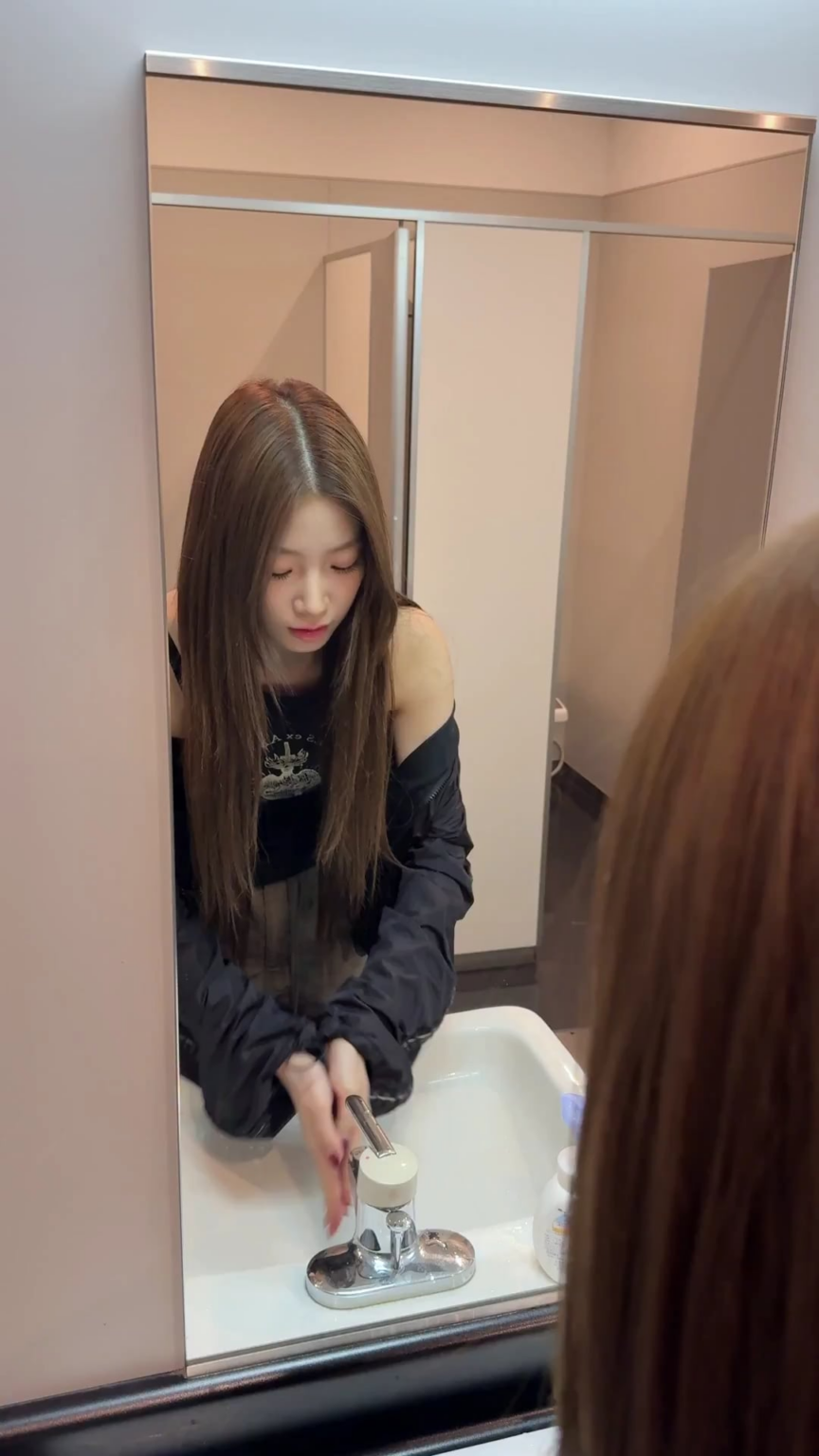 250616 Le Sserafim Tiktok Update مع Kazuha & Hong Eunchae - 🎶 عالق مع هذه الأغنية 24/7