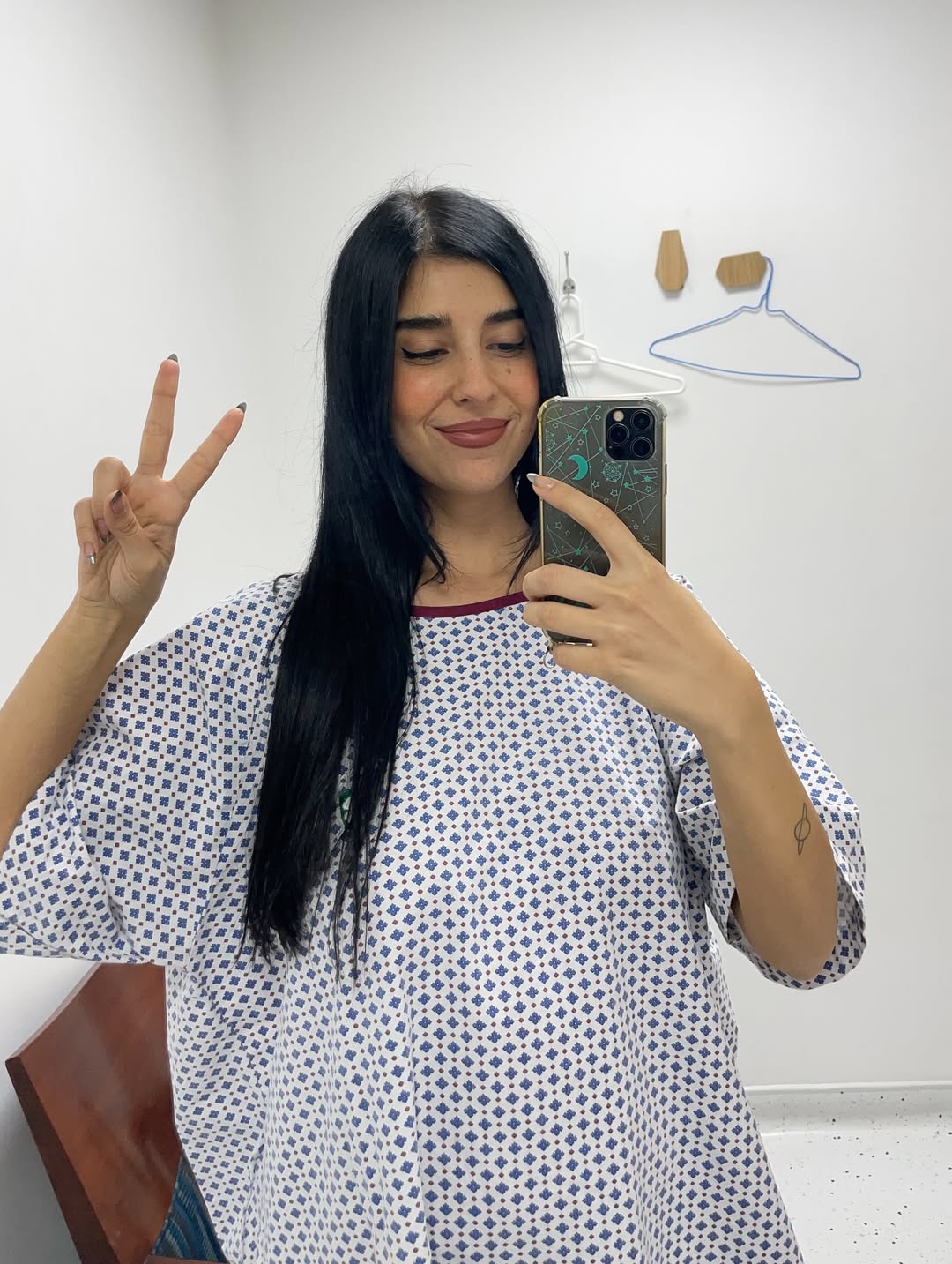 الممثلة زينة مكي تشارك رحلتها بابتسامة مع مرض السكوليوز (الصورة من حسابها في إنستغرام)
