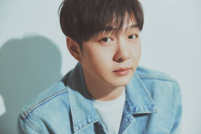 يقال إن Btob Lee Changsub قد قدم أداءً في حفل زفاف الابن الأكبر للرئيس الحالي لكوريا الجنوبية Lee Jaemyung ، والذي حدث في 14 يونيو
