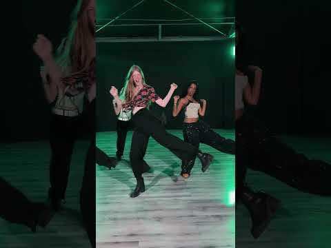 كاتسي مع فيفيان جينا ويلسون - نارلي (تحدي الرقص) (250622)