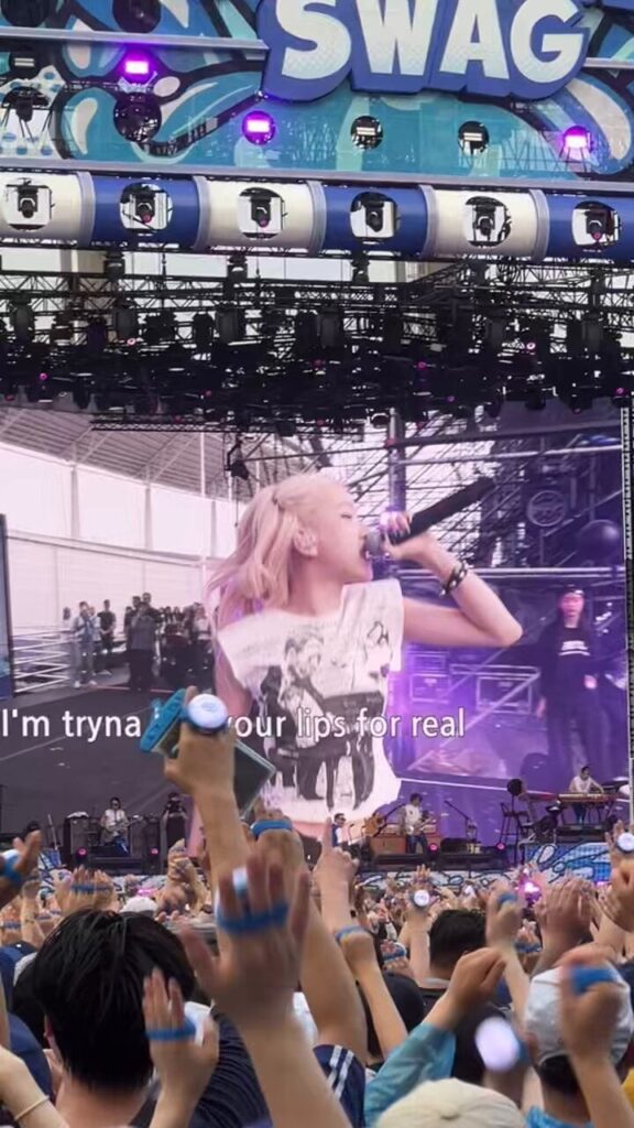 تظهر Rosé (Blackpink) ضيفًا مفاجئًا في حفل Psy في 28 يونيو الصيفي Swag 2025 في إنتشون لأداء "APT". معه