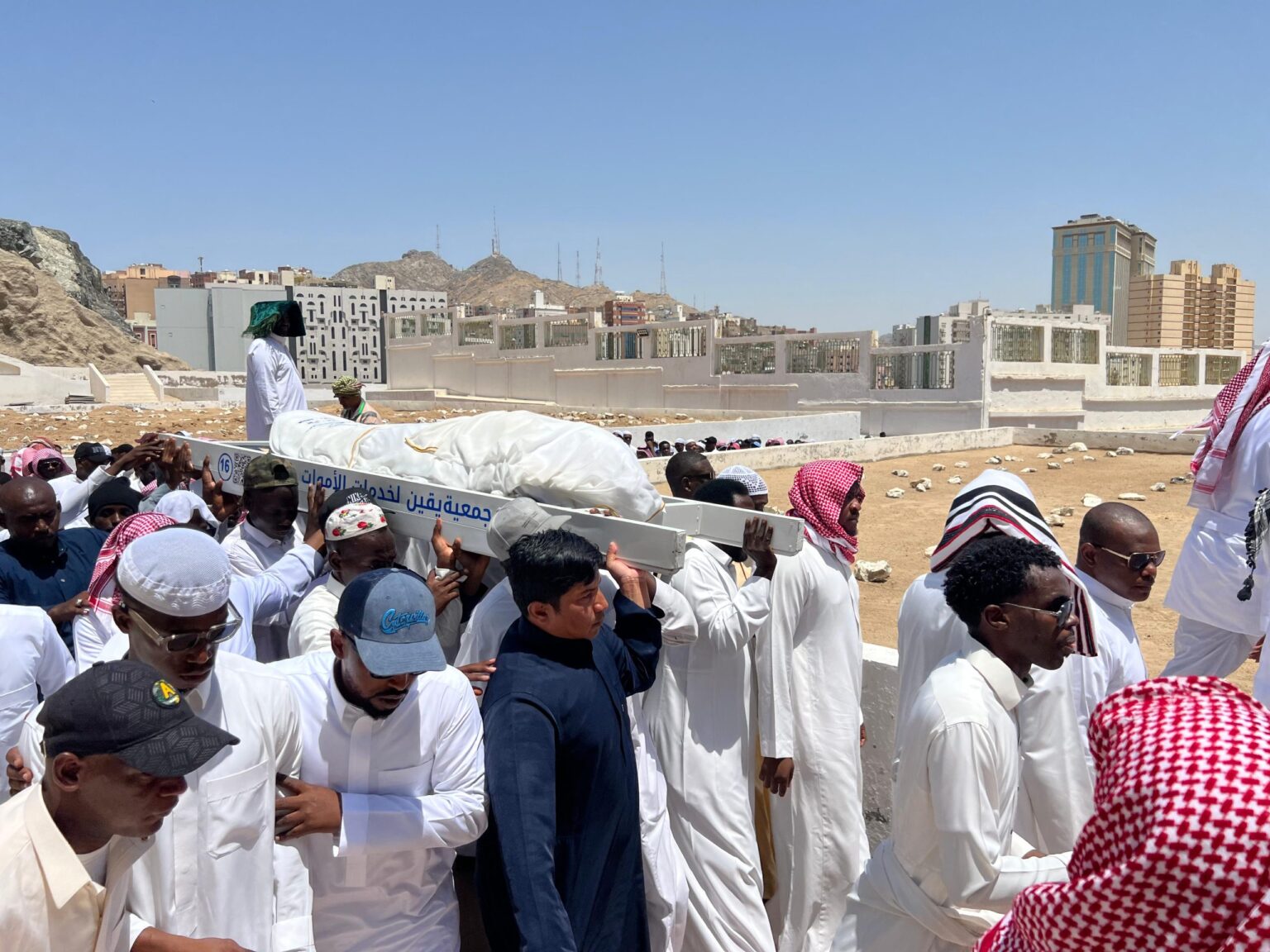 بحضور جمع غفير .. مكة تودّع أحد أبرز معلقيها الرياضيين