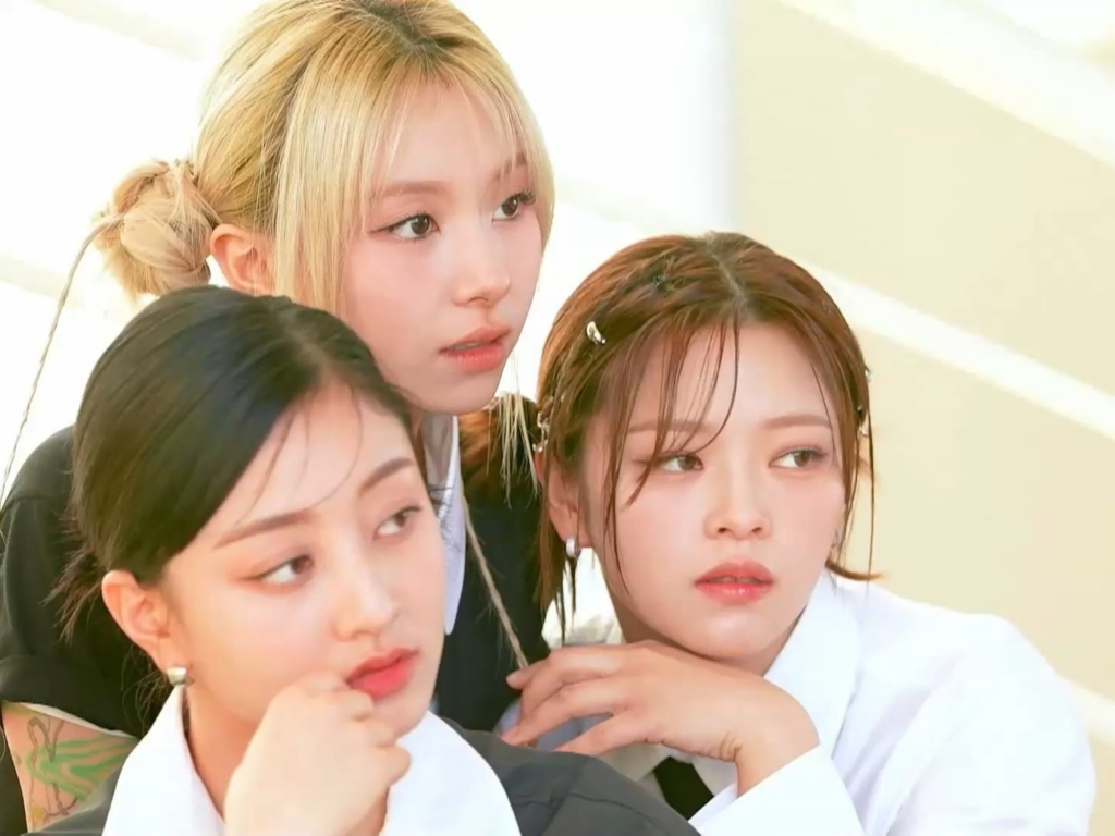 240731 - Jihyo و Jeongyeon و Chaeyoung يظاهران معًا قبل عامين من صيادين شيطان KPOP