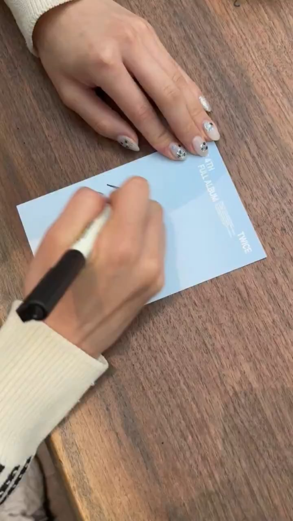 250617 تحديث Twitter - التوقيع مع مراعاة مرة واحدة 💕 احصل على بطاقات بريدية حصرية ، فقط في Twice Store! 💌