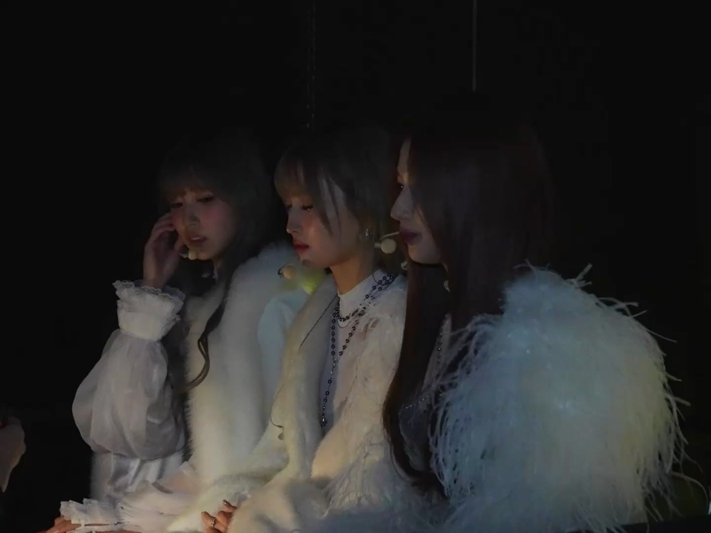 250604 - مينا ، مومو وسانا مباشرة قبل أن تصل إلى المسرح