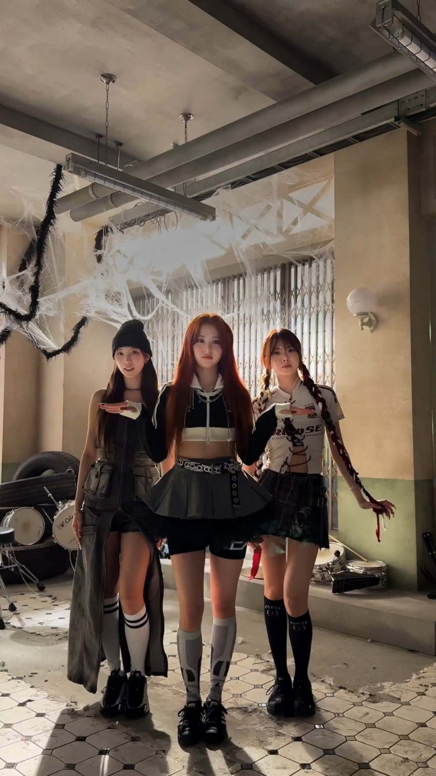 250616 le sserafim tiktok تحديث مع Huh Yunjin ، Kazuha & Hong Eunchae - 🐶different مختلفة مختلفة 🦢🐥