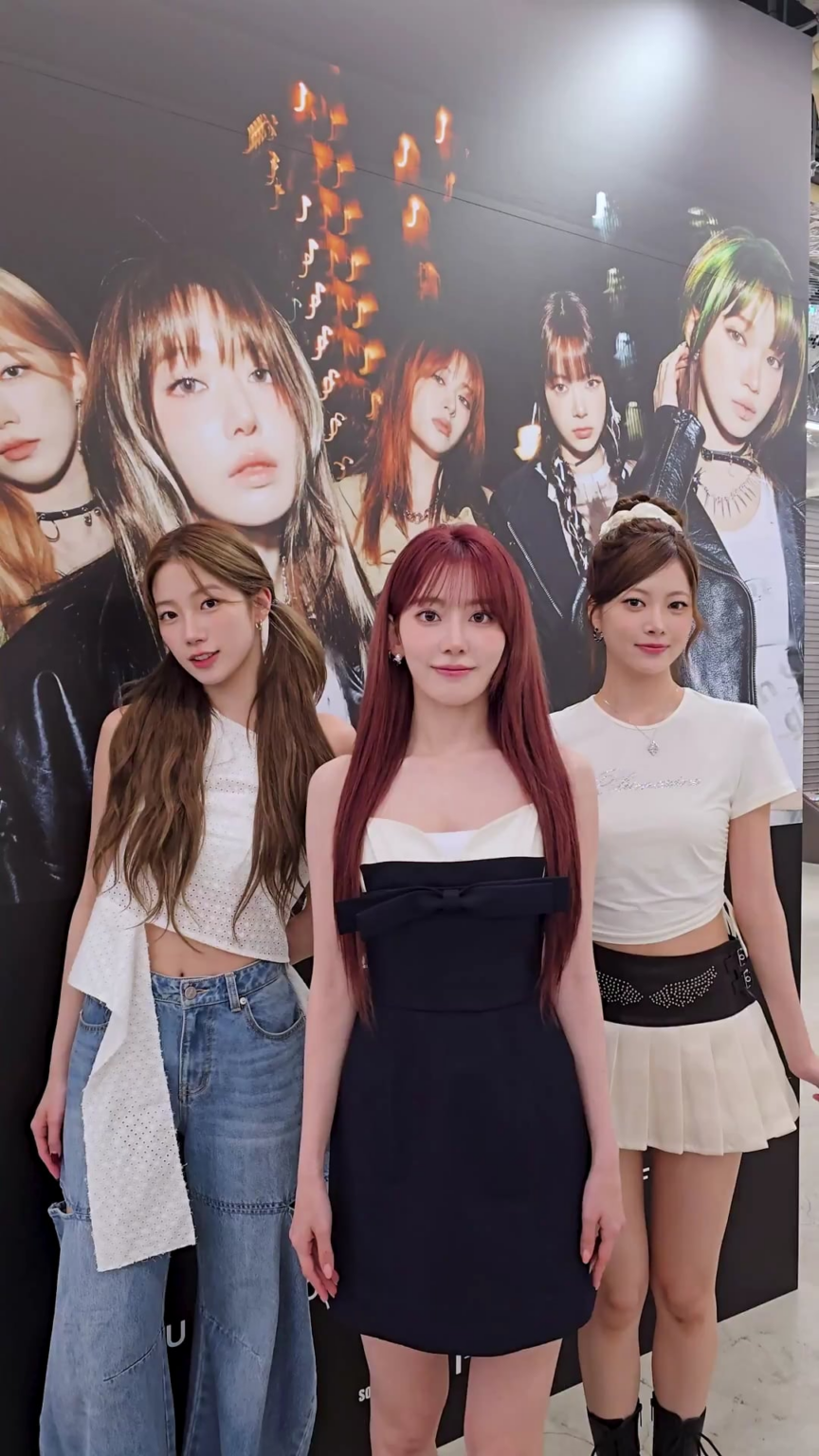 250626 le sserafim tiktok تحديث مع Miyawaki Sakura ، Kazuha & Hong Eunchae - ✊✊✊ @ le sserafim Japan 4th single 'up up Store up up up